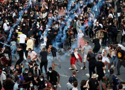 درگیری پلیس کانادا با معترضان، شلیک گاز اشک آور
